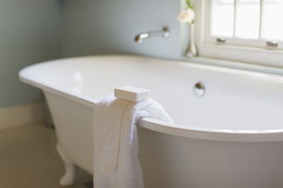 Elegant soaking bathtub